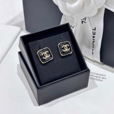 샤넬 23k 블랙 로고 귀걸이