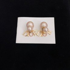디올 이니셜 비즈 핑크 펄 귀걸이