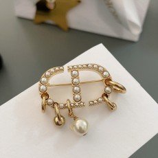 디올 브로치