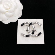 샤넬 블랙&화이트 롱 큐빅 브로치