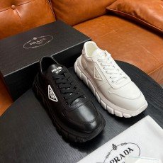 프라다 로고 스니커즈