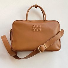 미우미우 엠보로고 볼링백