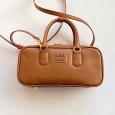 미우미우 소프티 패디드 볼링백 미듐