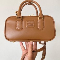 미우미우 소프티 패디드 볼링백 스몰