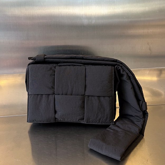 보테가 베네타 패디드 테크 카세트 백 23cm