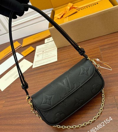 루이비통 월렛 온 체인 아이비 백 M82154