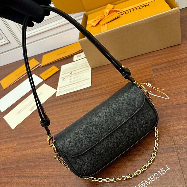 루이비통 월렛 온 체인 아이비 백 M82154