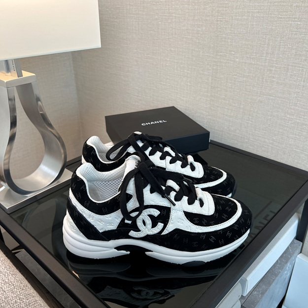 샤넬 스웨이드 CC 로고 프린트 스니커즈 여성용