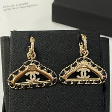 샤넬 23 옷걸이 가죽 체어 귀걸이