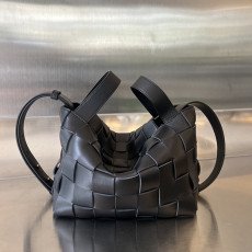 보테가베네타 스몰 볼링 카세트 백 755132